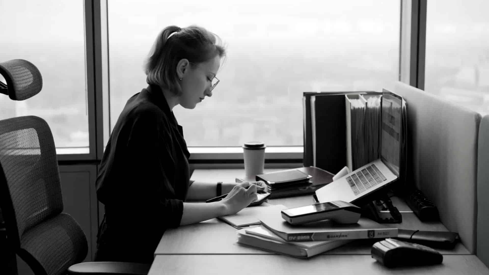 mujer con el ordenador